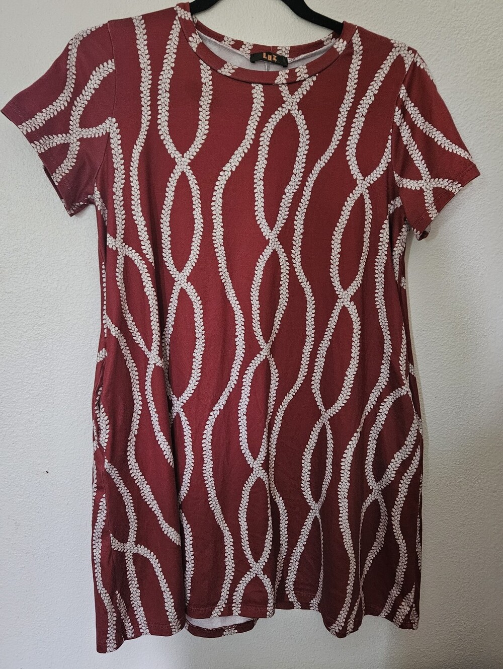 LUZ Hawaii Puka Shell Lei Print Dress Red White Short Sleeve T-Shirt Shift Dress